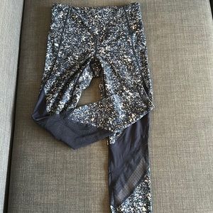 Athleta printed cropped mesh insert leggings. Soft fabric size XS